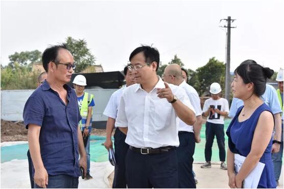 鐘書記走訪國際醫(yī)學(xué)項目現(xiàn)場，冒酷暑、送服務(wù)、解難題