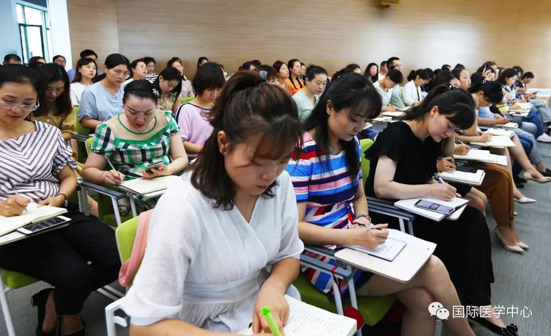 西安國際醫(yī)學(xué)中心舉辦為期兩天的科主任、護(hù)士長培訓(xùn)