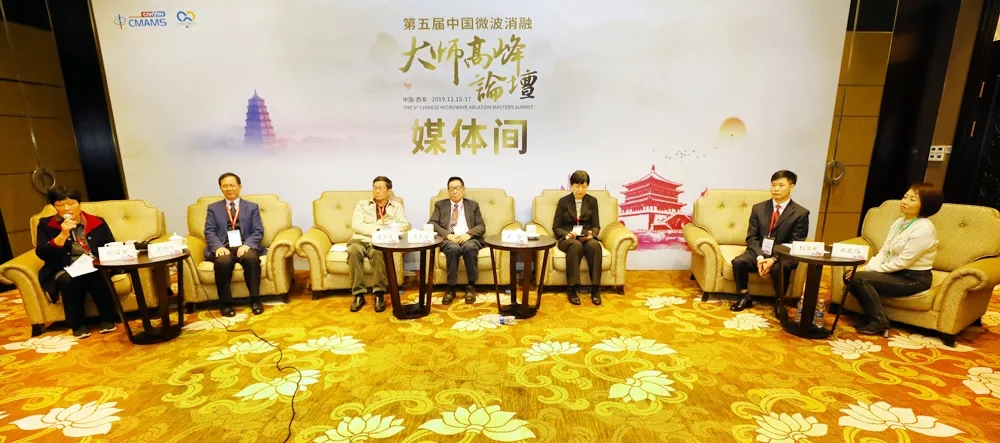 西安國際醫(yī)學中心醫(yī)院超聲診療中心主任周曉東在第五屆中國微波消融大師高峰論壇展風采