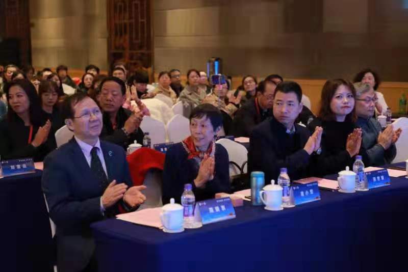 三秦網(wǎng)報道—周曉東表示將啟動關注女性牽手基層健康公益主題活動