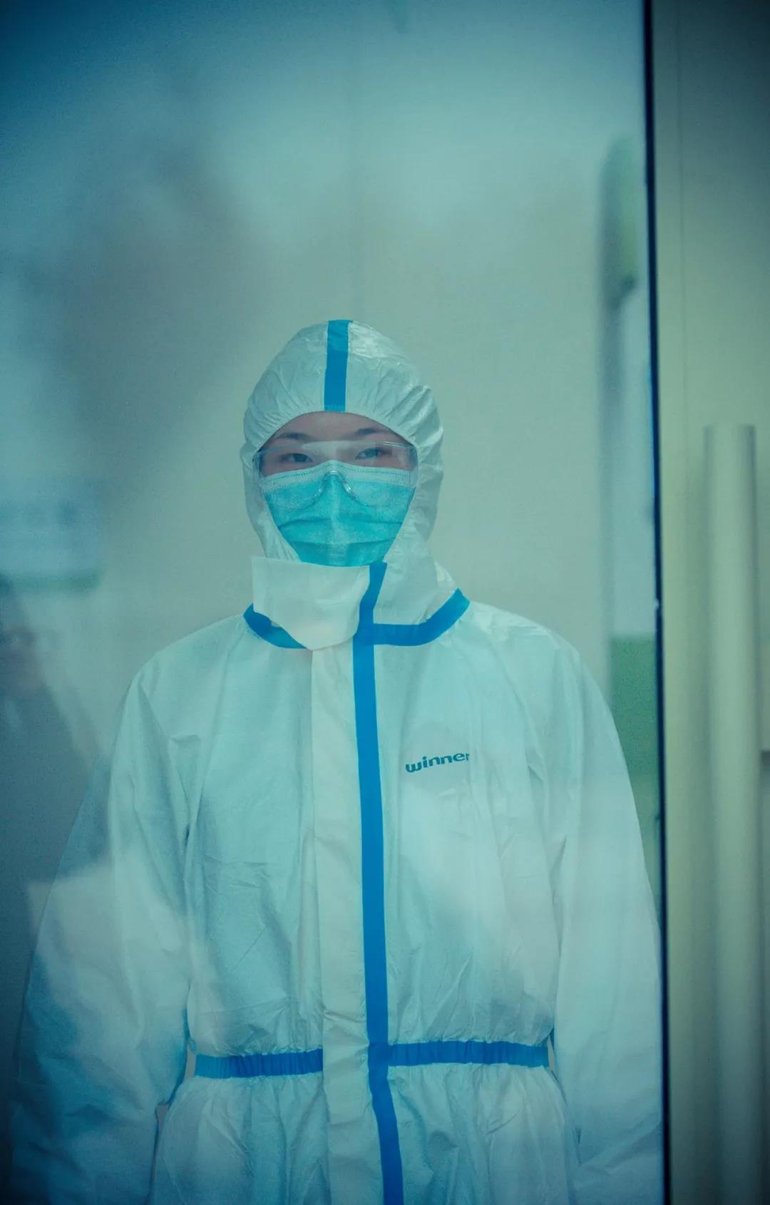 中新社陜西-——“媽?zhuān)荒芎湍黄疬^(guò)年，我報(bào)名去武漢！”