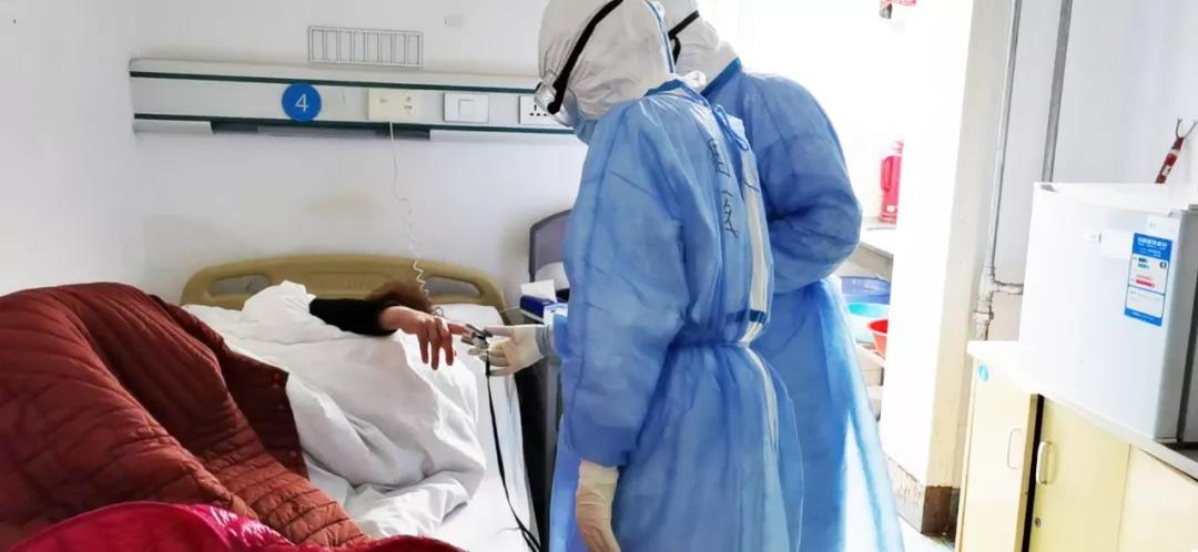 贊！醫(yī)護(hù)人員用方言為患者加油打氣