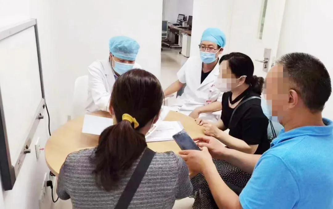 險(xiǎn)！桃核卡在氣道上  這個(gè)急救方法你得掌握