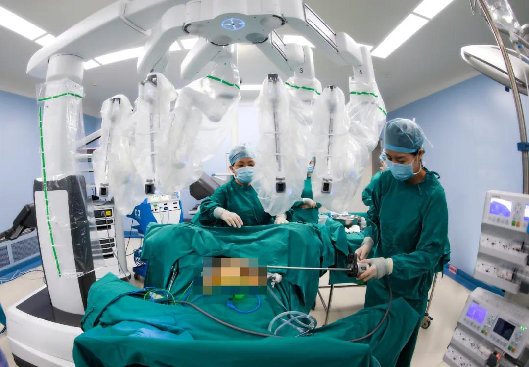 健康時報—第四代達(dá)芬奇手術(shù)機器人“現(xiàn)身”西安國際醫(yī)學(xué)中心醫(yī)院 順利完成“首秀”