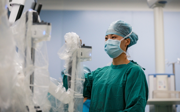 西部網(wǎng)——“新同事”達(dá)芬奇手術(shù)機器人輔助婦科微創(chuàng)手術(shù)獲成功