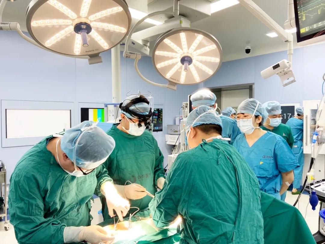 媽媽別害怕，我一直在您身邊——心臟外科又一臺達芬奇機器人二尖瓣置換術順利完成