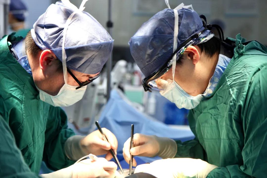 又一次突破！心外團(tuán)隊完成國內(nèi)首例“經(jīng)股TAVR+TEVAR”