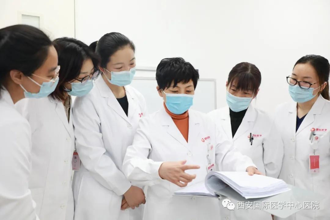 81歲老人腹大如球，一個半小時后……