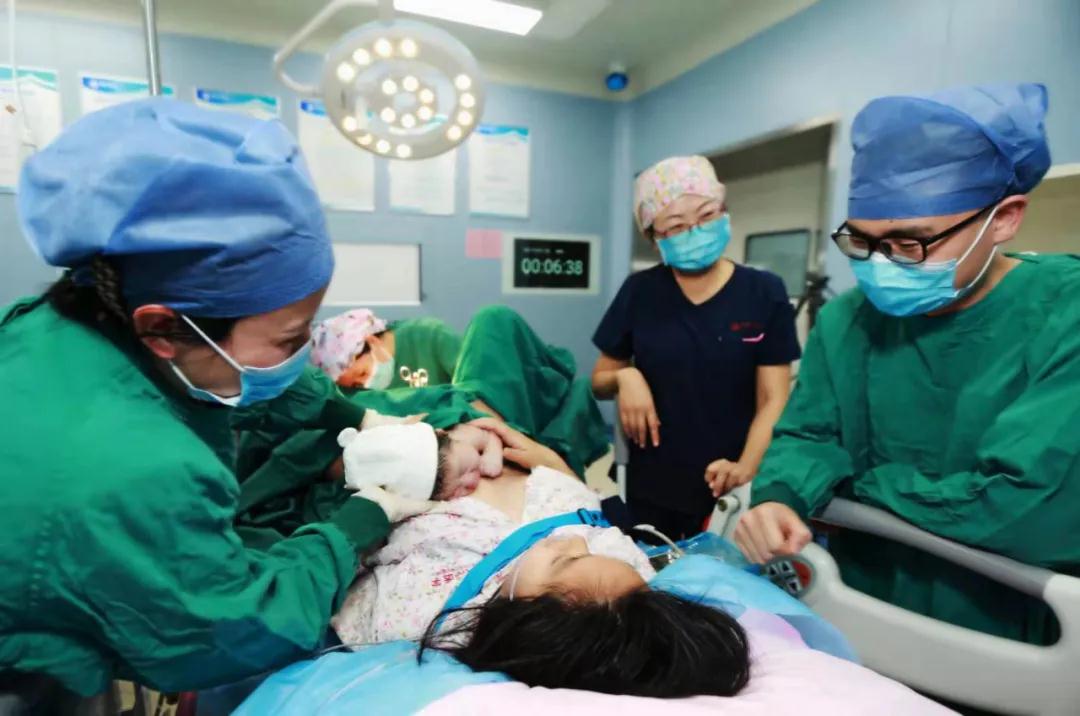 陽光網(wǎng)—迎新春，西安國際醫(yī)學(xué)中心醫(yī)院第一個(gè)“金牛寶寶”來啦！