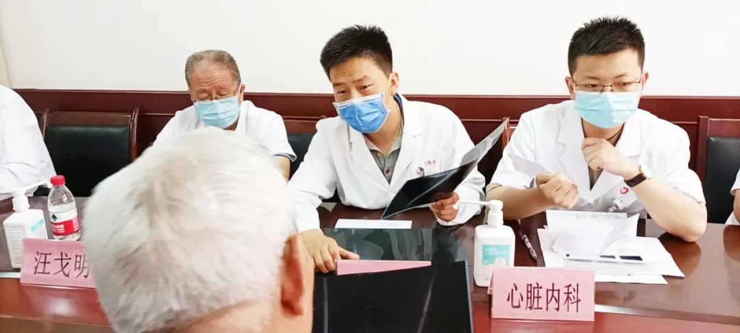 西安國際醫(yī)學中心醫(yī)院開展“致敬老黨員、老革命”義診活動