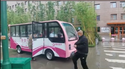 暖心！醫(yī)院下雨天安排擺渡車