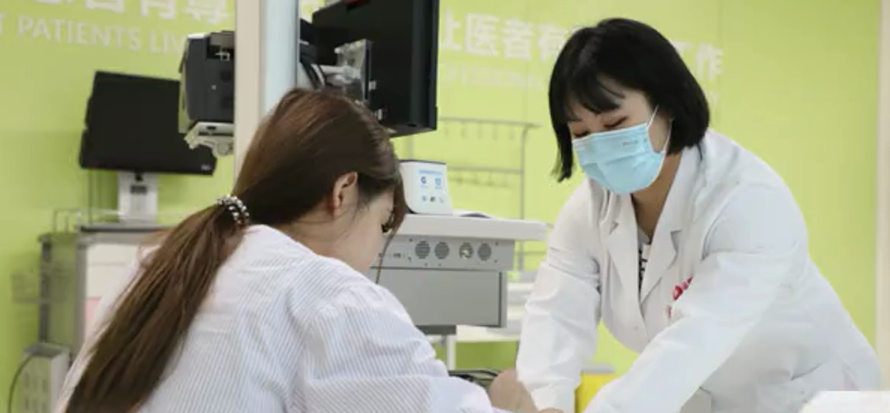 出院手續(xù)床前辦理，“移動(dòng)結(jié)算車”便民又惠民！