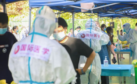 泡白的雙手，濕透的衣服，高溫天氣下的這些“大白”讓人心疼