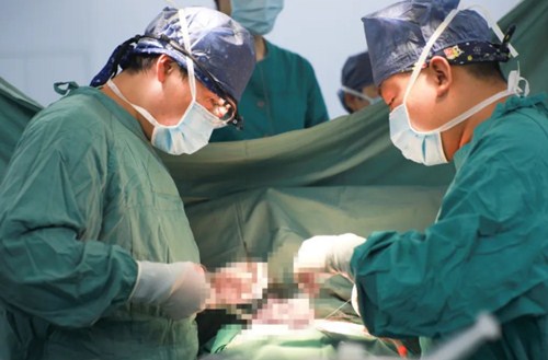 復(fù)診首日，市民排隊掃碼，有序就診……