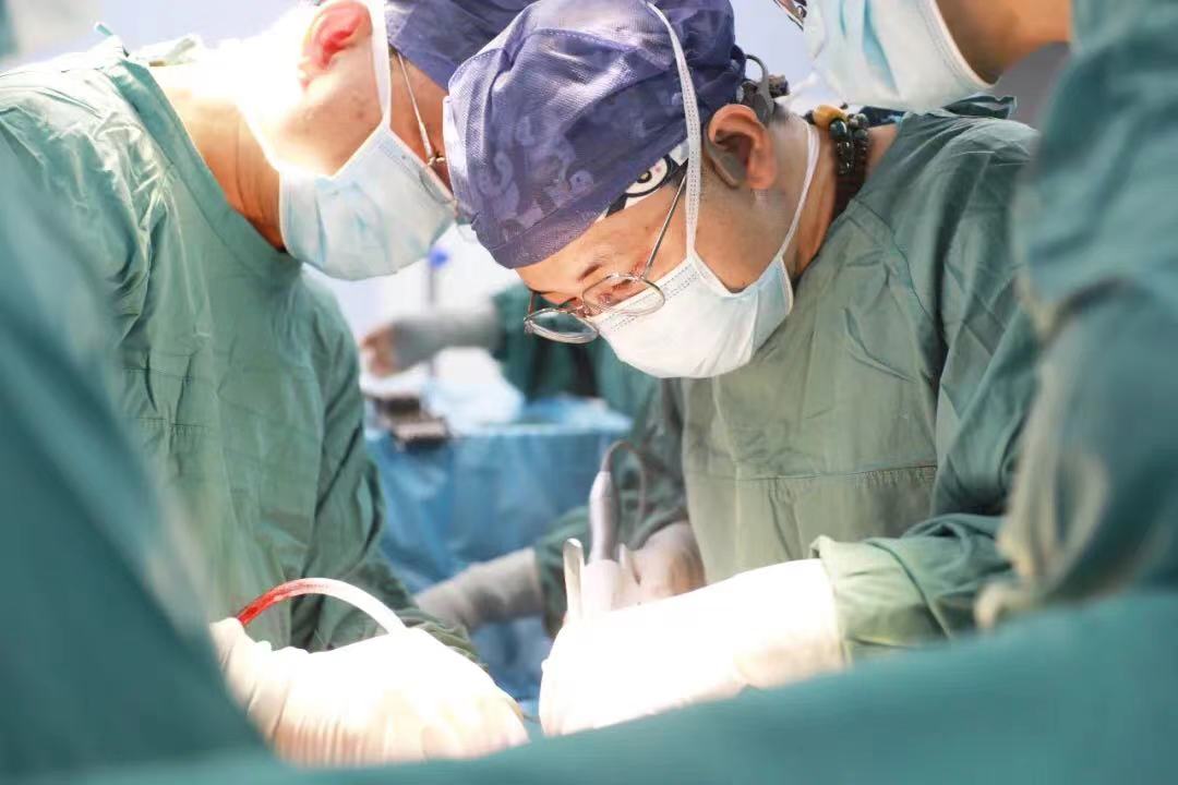 “小小”痔瘡?fù)蝗话l(fā)難，壯年小伙兒直呼救命！