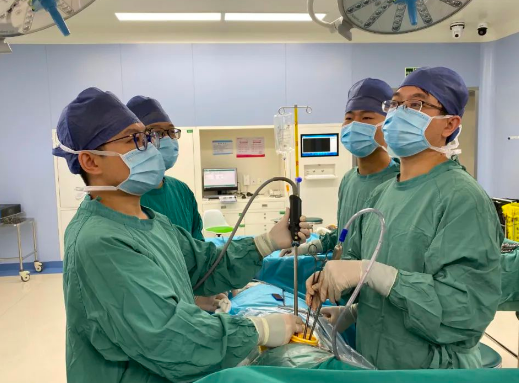 持續(xù)胸悶氣短......檢查后，醫(yī)生為他抽出2300毫升肺部積血