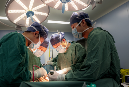 4小時(shí)的手術(shù)，消外一科從七旬患者體內(nèi)取出哈密瓜大小的腫瘤