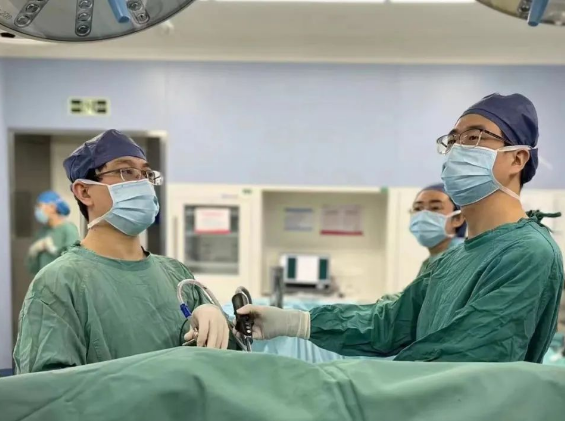 一劈為二！這臺微創(chuàng)手術(shù)為他清除了“不速之客”