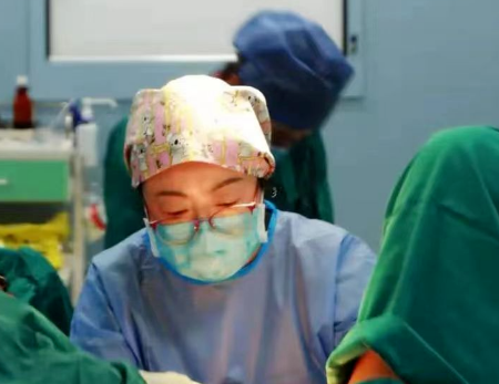 甘肅孕婦星夜兼程400公里，醫(yī)生連夜“環(huán)扎”保胎兒