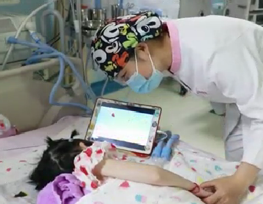 六一兒童節(jié)，ICU內(nèi)醫(yī)護(hù)為小患者扎辮子