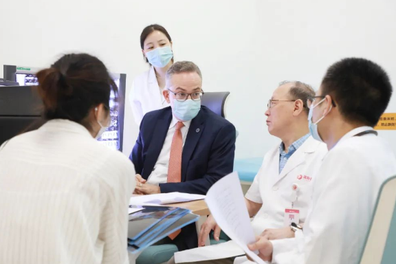 門診、查房、學(xué)術(shù)交流……全美排名第一的妙佑醫(yī)療國(guó)際專家團(tuán)隊(duì)參與“首屆國(guó)際醫(yī)學(xué)高峰論壇”國(guó)際診療日活動(dòng)