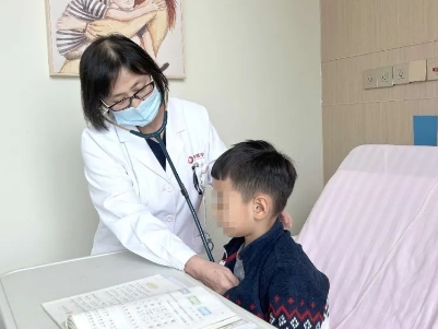 支原體肺炎來了！住院扎堆，學(xué)習(xí)桌搬到病房，孩子邊寫作業(yè)邊打點(diǎn)滴