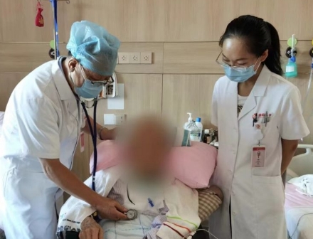 多次渡過(guò)險(xiǎn)關(guān)，身患重疾的92歲老人在醫(yī)院度過(guò)了四個(gè)不平凡的生日