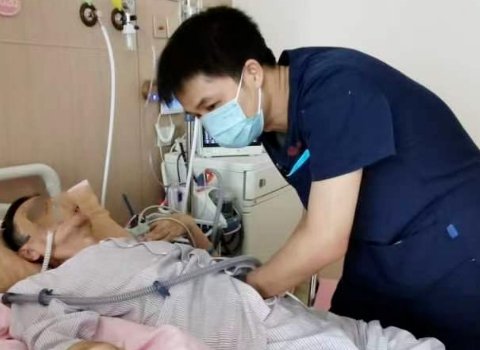 從呼吸困難到放聲歌唱，年近古稀的他用2個多月實現(xiàn)了……